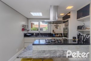 Casa à venda com 284m², 3 dormitórios, 1 suíte, 3 vagas, no bairro Tristeza em Porto Alegre