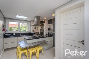 Casa à venda com 284m², 3 dormitórios, 1 suíte, 3 vagas, no bairro Tristeza em Porto Alegre