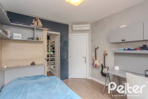 Casa à venda com 284m², 3 dormitórios, 1 suíte, 3 vagas, no bairro Tristeza em Porto Alegre