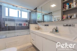 Casa à venda com 284m², 3 dormitórios, 1 suíte, 3 vagas, no bairro Tristeza em Porto Alegre