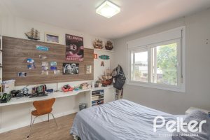 Casa à venda com 284m², 3 dormitórios, 1 suíte, 3 vagas, no bairro Tristeza em Porto Alegre