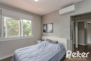 Casa à venda com 284m², 3 dormitórios, 1 suíte, 3 vagas, no bairro Tristeza em Porto Alegre