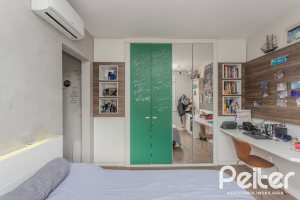 Casa à venda com 284m², 3 dormitórios, 1 suíte, 3 vagas, no bairro Tristeza em Porto Alegre