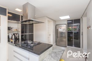 Casa à venda com 284m², 3 dormitórios, 1 suíte, 3 vagas, no bairro Tristeza em Porto Alegre