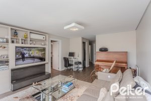 Casa à venda com 284m², 3 dormitórios, 1 suíte, 3 vagas, no bairro Tristeza em Porto Alegre