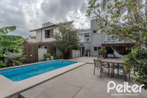 Casa à venda com 284m², 3 dormitórios, 1 suíte, 3 vagas, no bairro Tristeza em Porto Alegre