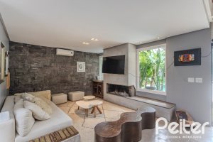 Casa à venda com 284m², 3 dormitórios, 1 suíte, 3 vagas, no bairro Tristeza em Porto Alegre