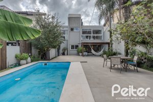 Casa à venda com 284m², 3 dormitórios, 1 suíte, 3 vagas, no bairro Tristeza em Porto Alegre