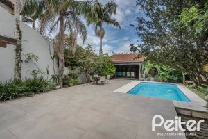 Casa à venda com 284m², 3 dormitórios, 1 suíte, 3 vagas, no bairro Tristeza em Porto Alegre