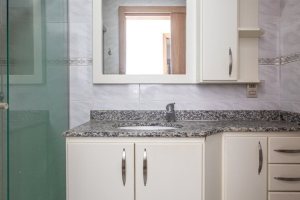 Apartamento à venda com 106m², 3 dormitórios, 1 suíte, 2 vagas, no bairro Menino Deus em Porto Alegre