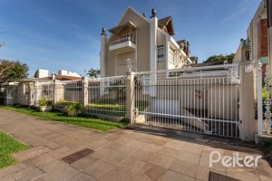 Casa em Condomínio à venda com 227m², 3 dormitórios, 1 suíte, 3 vagas, no bairro Tristeza em Porto Alegre