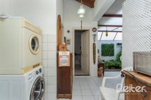 Casa em Condomínio à venda com 227m², 3 dormitórios, 1 suíte, 3 vagas, no bairro Tristeza em Porto Alegre