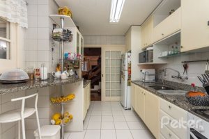 Casa em Condomínio à venda com 227m², 3 dormitórios, 1 suíte, 3 vagas, no bairro Tristeza em Porto Alegre