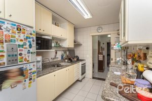 Casa em Condomínio à venda com 227m², 3 dormitórios, 1 suíte, 3 vagas, no bairro Tristeza em Porto Alegre