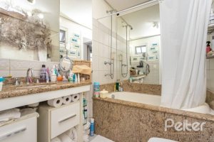 Casa em Condomínio à venda com 227m², 3 dormitórios, 1 suíte, 3 vagas, no bairro Tristeza em Porto Alegre