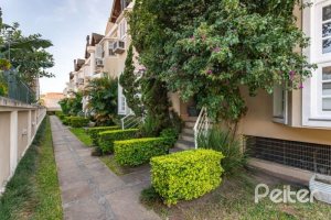 Casa em Condomínio à venda com 227m², 3 dormitórios, 1 suíte, 3 vagas, no bairro Tristeza em Porto Alegre