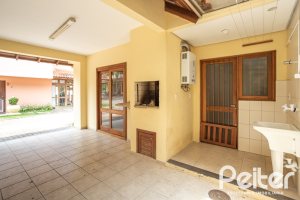 Casa em Condomínio à venda com 132m², 3 dormitórios, 1 suíte, 2 vagas, no bairro Guarujá em Porto Alegre