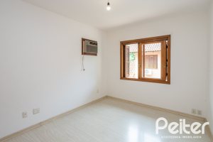 Casa em Condomínio à venda com 132m², 3 dormitórios, 1 suíte, 2 vagas, no bairro Guarujá em Porto Alegre