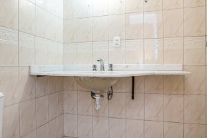 Casa em Condomínio à venda com 132m², 3 dormitórios, 1 suíte, 2 vagas, no bairro Guarujá em Porto Alegre