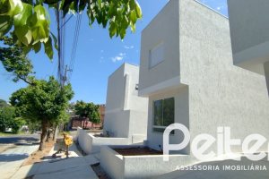 Casa à venda com 74m², 2 dormitórios, 1 suíte, 2 vagas, no bairro Nonoai em Porto Alegre