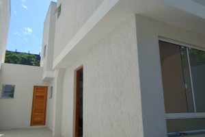 Casa à venda com 74m², 2 dormitórios, 1 suíte, 2 vagas, no bairro Nonoai em Porto Alegre