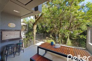 Casa em Condomínio à venda com 271m², 3 dormitórios, 1 suíte, 2 vagas, no bairro Vila Assunção em Porto Alegre