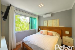 Casa em Condomínio à venda com 271m², 3 dormitórios, 1 suíte, 2 vagas, no bairro Vila Assunção em Porto Alegre