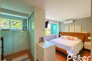 Casa em Condomínio à venda com 271m², 3 dormitórios, 1 suíte, 2 vagas, no bairro Vila Assunção em Porto Alegre