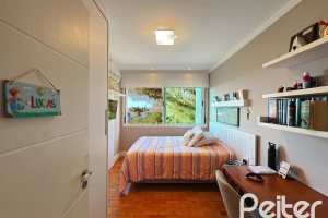 Casa em Condomínio à venda com 271m², 3 dormitórios, 1 suíte, 2 vagas, no bairro Vila Assunção em Porto Alegre