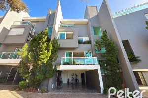 Casa em Condomínio à venda com 271m², 3 dormitórios, 1 suíte, 2 vagas, no bairro Vila Assunção em Porto Alegre