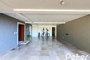 Casa em Condomínio à venda com 271m², 3 dormitórios, 1 suíte, 2 vagas, no bairro Vila Assunção em Porto Alegre