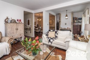 Casa à venda com 170m², 3 dormitórios, 1 suíte, 2 vagas, no bairro Ipanema em Porto Alegre