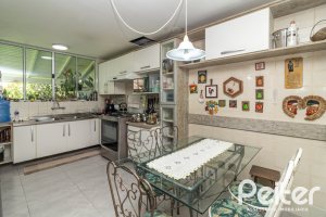 Casa à venda com 170m², 3 dormitórios, 1 suíte, 2 vagas, no bairro Ipanema em Porto Alegre