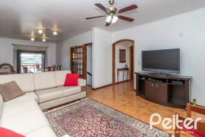 Casa à venda com 226m², 3 dormitórios, 1 suíte, 4 vagas, no bairro Ipanema em Porto Alegre