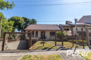 Casa à venda com 226m², 3 dormitórios, 1 suíte, 4 vagas, no bairro Ipanema em Porto Alegre