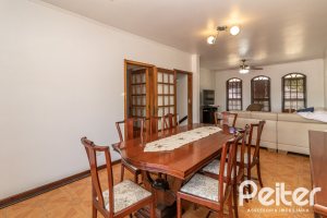Casa à venda com 226m², 3 dormitórios, 1 suíte, 4 vagas, no bairro Ipanema em Porto Alegre