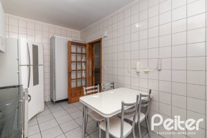 Casa à venda com 226m², 3 dormitórios, 1 suíte, 4 vagas, no bairro Ipanema em Porto Alegre