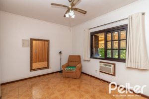 Casa à venda com 226m², 3 dormitórios, 1 suíte, 4 vagas, no bairro Ipanema em Porto Alegre