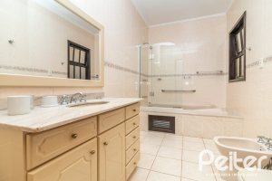 Casa à venda com 226m², 3 dormitórios, 1 suíte, 4 vagas, no bairro Ipanema em Porto Alegre