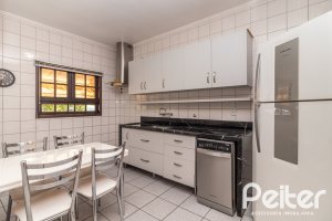 Casa à venda com 226m², 3 dormitórios, 1 suíte, 4 vagas, no bairro Ipanema em Porto Alegre