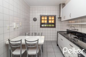 Casa à venda com 226m², 3 dormitórios, 1 suíte, 4 vagas, no bairro Ipanema em Porto Alegre