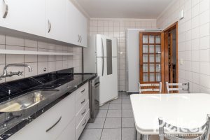 Casa à venda com 226m², 3 dormitórios, 1 suíte, 4 vagas, no bairro Ipanema em Porto Alegre