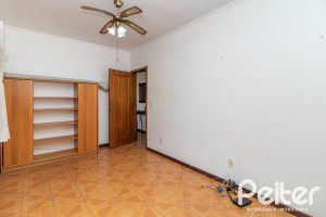 Casa à venda com 226m², 3 dormitórios, 1 suíte, 4 vagas, no bairro Ipanema em Porto Alegre