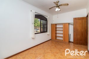 Casa à venda com 226m², 3 dormitórios, 1 suíte, 4 vagas, no bairro Ipanema em Porto Alegre