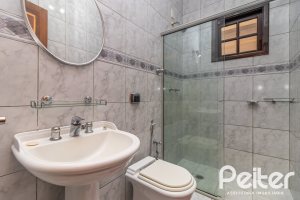 Casa à venda com 226m², 3 dormitórios, 1 suíte, 4 vagas, no bairro Ipanema em Porto Alegre