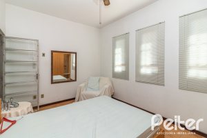 Casa à venda com 226m², 3 dormitórios, 1 suíte, 4 vagas, no bairro Ipanema em Porto Alegre