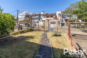 Casa à venda com 226m², 3 dormitórios, 1 suíte, 4 vagas, no bairro Ipanema em Porto Alegre