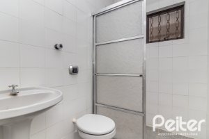 Casa à venda com 226m², 3 dormitórios, 1 suíte, 4 vagas, no bairro Ipanema em Porto Alegre