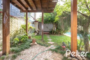 Casa à venda com 227m², 3 dormitórios, 1 suíte, 3 vagas, no bairro Tristeza em Porto Alegre