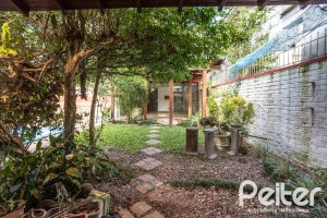 Casa à venda com 227m², 3 dormitórios, 1 suíte, 3 vagas, no bairro Tristeza em Porto Alegre
